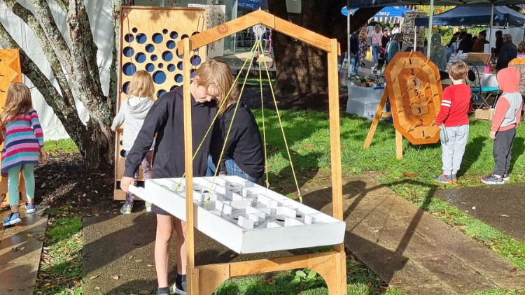 ACTIVE OUTDOOR THINKING GAMES FOR KIDS AND FAMILIE